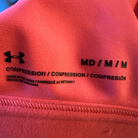 Under Armour / cross back sports bra / size M - Picture 2 of 3